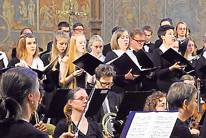 Bei der Aufführung des Bach-Werks „Magnificat“ in der Klosterkirche Lambrecht: Die Evangelische Jugendkantorei am 14. September 2019. Foto: Pohlit 