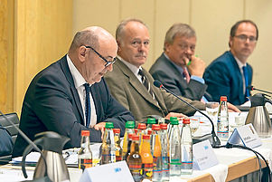 Konstituierende Sitzung des SWR-Rundfunkrats: Oberkirchenrat Gottfried Müller (links) leitet das Gremium seit Juli 2015. Foto: SWR