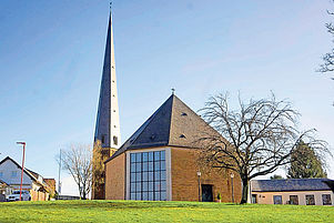 Auf der Anhöhe schon von Weitem sichtbar: Die im Jahr 1963 fertiggestellte protestantische Kirche in Gries soll künftig abends beleuchtet werden. Foto: Sayer