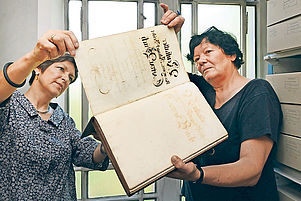 Dokumente im Speyerer Zentralarchiv: Gabriele Stüber (links) und ihre Kollegin Christine Lauer. Fotos: Landry