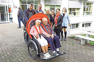 Probefahrt mit Gerta Wölfer und Herbert Volk: Rainer Brunck (links hinten) und sein Seelsorgekollege Werner Busch stellen die neue Rikscha vor. Foto: VAN