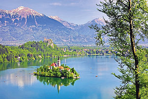 Eines der Haupttouristenziele in Slowenien: Der Bleder See mit der Insel Blejski Otok vor den Julischen Alpen. Foto: pv