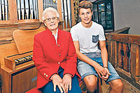 Wünscht ihrem jungen Nachfolger Sebastian Schäfer einen ähnlich langen Atem: Organistin Brigitte Keller an der Orgel in der Kirche in Klingen. Foto: Iversen