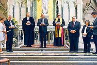 Fürbitten: Die Fraktionsvorsitzenden im Bezirkstag mit Kirchenpräsident Schad und Bischof Wiesemann. Foto: Landry
