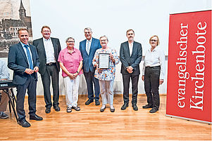 Die Preisträger: Fotograf Reiner Voß (links) mit den Gewinnern des Hermann-Lübbe-Preises, der Redaktion des Homburger Gemeindebriefs „Siebenpfeiffer“. Foto: view