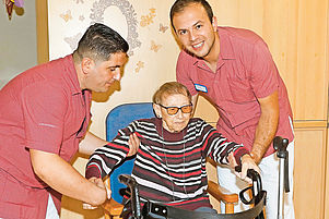 Schätzen den Kontakt zu den Menschen bei ihrer Ausbildung zum Altenpfleger: Erjon Musaraj (links) und Doruan Topi. Foto: J. Hoffmann