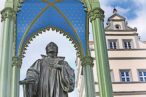 Reformator und Schulgründer: Melanchthon-Denkmal in Wittenberg. Foto: epd