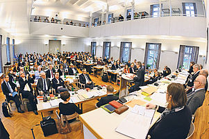 Synode hinterfragt die wirtschaftliche Situation beim Zweibrücker Krankenhaus: Oberkirchenrat Sutter am Rednerpult. Foto: Landry