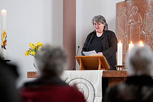 Sieht Vorteile bei einem Beginn des Sonntagsgottesdienstes um 11 Uhr: Apostelkirchenpfarrerin Susanne Wildberger. Foto: view