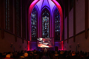 In stimmungsvolles Konzertlicht getaucht: Die Klosterkirche in Lambrecht. Foto: LM
