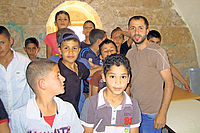 Er ist selbst ein „Kind“ der christlichen Gemeinde von Beit Jala: Mohammed (rechts) mit Schülern in „Abrahams Zelt“. Foto: pv
