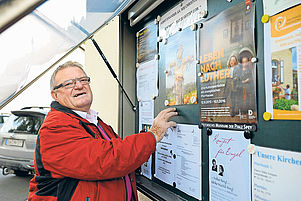 Behält seit 18 Jahren für seine Gemeinde alle Aktivitäten im Blick: Günter Krick am Schaukasten. Foto: Kunz