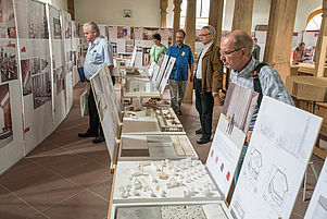 Regt zum Nachdenken an: Die Ausstellung „Kirchengebäude und ihre Zukunft“ in der Unionskirche Kaiserslautern. Foto: view