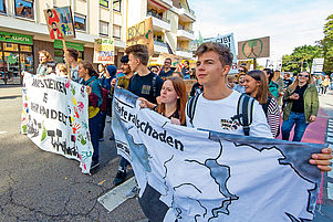 Eine Solidargemeinschaft für das Leben: Protestzug für mehr Klimaschutz auf der Bahnhofstraße in Speyer. Foto: Landry