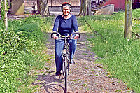 Auf dem Rad unterwegs: Pfarrerin Horak-Werz an der Gommersheimer Kirche. Foto: pv
