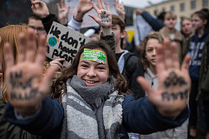 Die Zukunft im Blick: Demonstranten der Bewegung „Fridays for Future“. Foto: epd