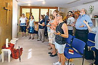 Während des gemeinsamen Gebets: Besucher des Gebetshauses in der Souterrainwohnung in Haßloch. Foto: Landry
