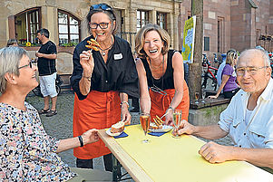 Tischen in ökumenischer Verbundenheit in Neustadt auf (in der Mitte von links): Christiane Conrad und Barbara Fröhlich-Zeller. Foto: LM