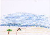 Maelys (7 Jahre) geht bei Sonnenschein an den Strand. Nur ihr Kopf ist zu sehen. Ob der Körper im Sand vergraben ist?