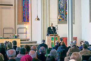 Predigte in Homburg anlässlich der Einführung der revidierten Lutherbibel: Kirchenpräsident Schad. Foto: Steinmetz