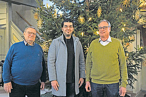 In der Kirchengemeinde anerkannt: Mohammad Ghavi (Mitte) mit Günter Krick (links) und Pfarrer Heiko Schipper. Foto: Kunz 