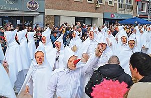 Tradition verpflichtet: In Stavelot verteilen die weißen Mönche großzügig Konfetti. Foto: Traub