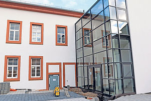 Ein gläserner Vorbau bildet den Haupteingang: Die Alte Lateinschule. Foto: Benndorf