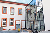 Ein gläserner Vorbau bildet den Haupteingang: Die Alte Lateinschule. Foto: Benndorf