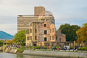 Sichtbare Zerstörung: Die „Atombombenkuppel“, Ruine eines Gebäudes 140 Meter vom Einschlagsort entfernt. Die Gedenkstätte im Friedenspark von Hiroshima wurde 1996  Weltkulturerbe. Foto: Boromandi