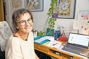 Blickt auf beglückende Begegnungen als Pfarrerin für Kindergottesdienst-Arbeit zurück: Urd Rust in ihrem Kaiserslauterer Büro. Foto: KB