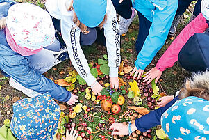 Corona setzt Kreativität frei: Zum Beispiel, wie hier im Bild gezeigt, wenn Mitarbeiter in Siebeldingen den Erntedank-Kindergottesdienst nach draußen verlagern. Foto: pv