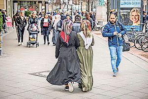 Individuelle Auslegung: Das Tragen religiös konnotierter Kleidung wird auch innerhalb des Islam unterschiedlich aufgefasst. Das Thema birgt Konfliktpotenzial. Foto: epd