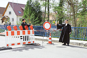 Betonen trotz Grenzschließung den Zusammenhalt: Die Pfarrer Axel Imhof (links) und Heiko Schwarz auf der Lauterbrücke. Foto: pv