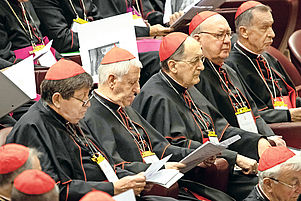 Will kein Leitungsteam: Kardinal Stella, Präfekt der Kleruskongregation (Mitte). Foto: epd