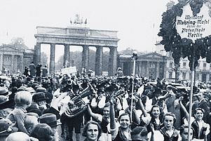In der Patenstadt zu Gast: Die Winzergruppe aus Mehring während der Weinwerbewoche 1936 am Brandenburger Tor. Foto: Sammlung Werner Dorsch