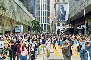 Gebremster Protest: Vor Demonstrationen wie hier Ende 2019 im Finanzdistrikt Hongkongs schrecken viele jetzt zurück. Foto: pv