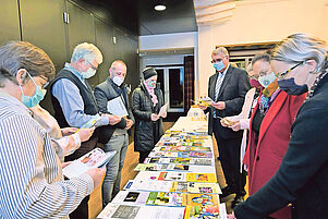 Lübbe-Preisverleihung 2020: Besucher betrachten die ausgelegten Gemeindebriefe. Foto: Landry