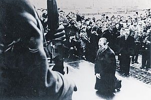 Der Kniefall Willy Brandts in Warschau ist das Symbolbild der Ostpolitik der sozialliberalen Bundesregierung. Innenpolitisch ging die Debatte hoch her. Foto: epd/Keystone