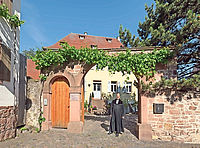 Schönstes Pfarrhaus der Pfalz? Pfarrer Lothar Schwarz steht vor seinem Haus in Rhodt. Foto: Historisches Museum der Pfalz