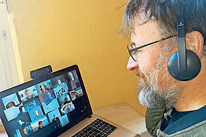 Kontakt in unsicheren Zeiten: Gerd Humbert spricht mit seiner Online-Gruppe. Foto: pv
