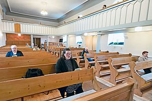 Singen gerne mit genügend Abstand im Gottesdienst: Gemeindemitglieder in der protestantischen Kirche in Erfenbach. Foto: View
