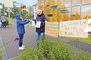 Deutsche und Franzosen setzen ein Zeichen: Solidaritätsaktion im Mai an der Grenze in Lauterbourg. Foto: Krauß